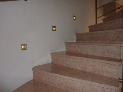 פרט תאורה לד שקוע בחדר המדרגות מלווה את התנועה